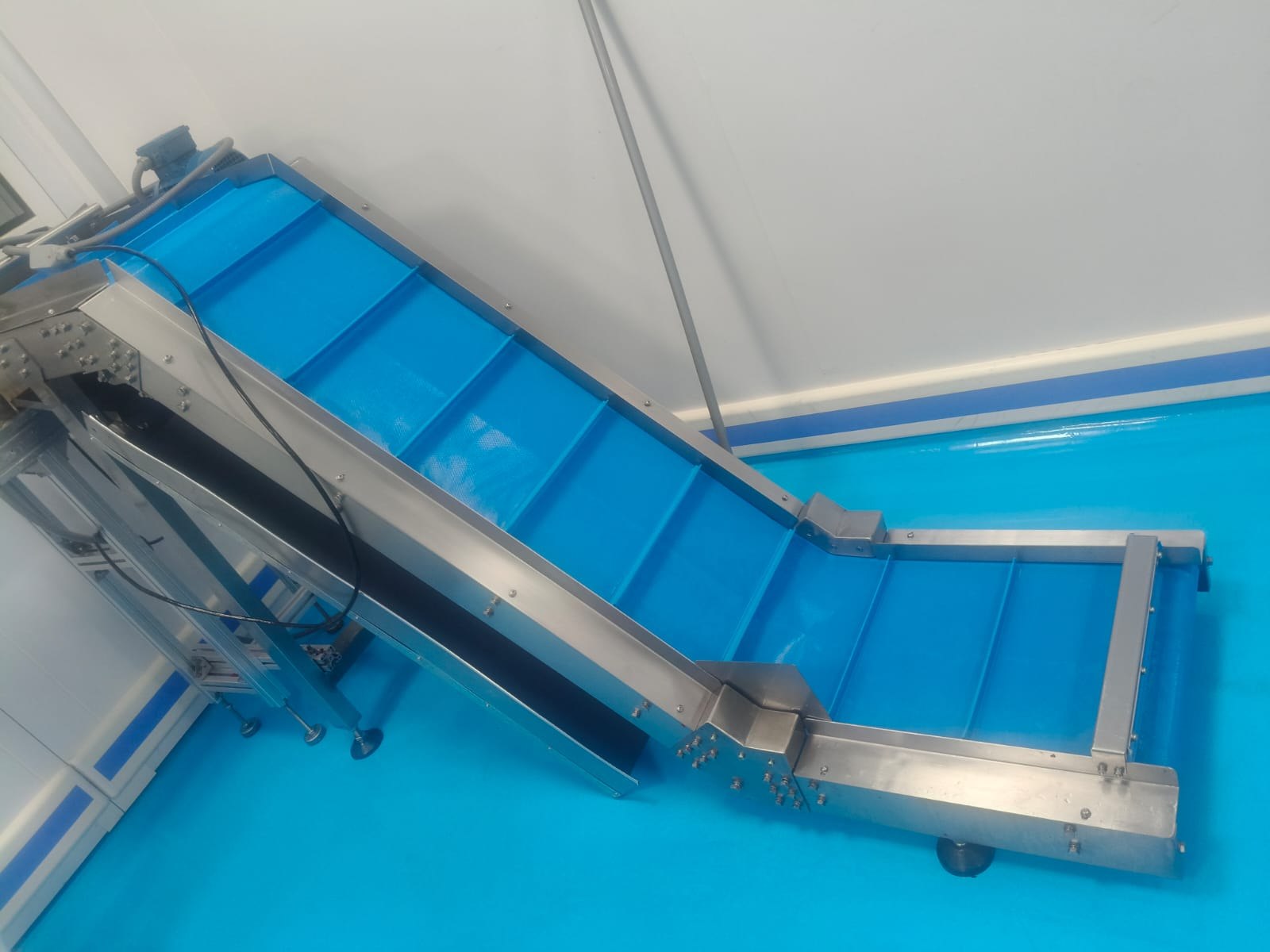 Transportador industrial inclinado integrado a una línea