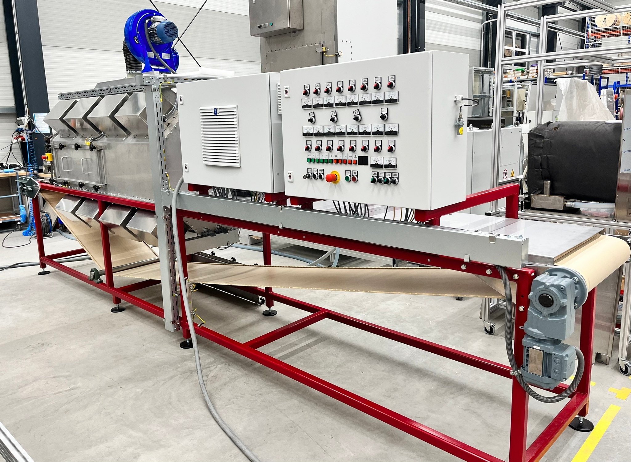 Sistema de proceso industrial con tableros de control y transportador