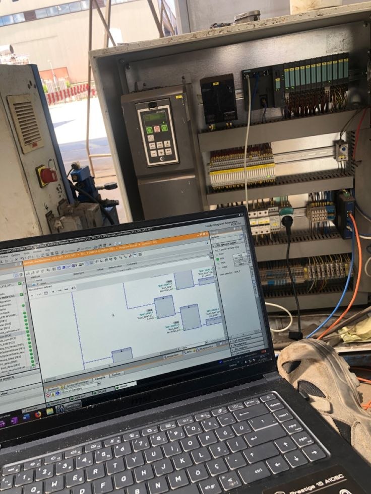 Programación de PLC frente a un tablero de automatización