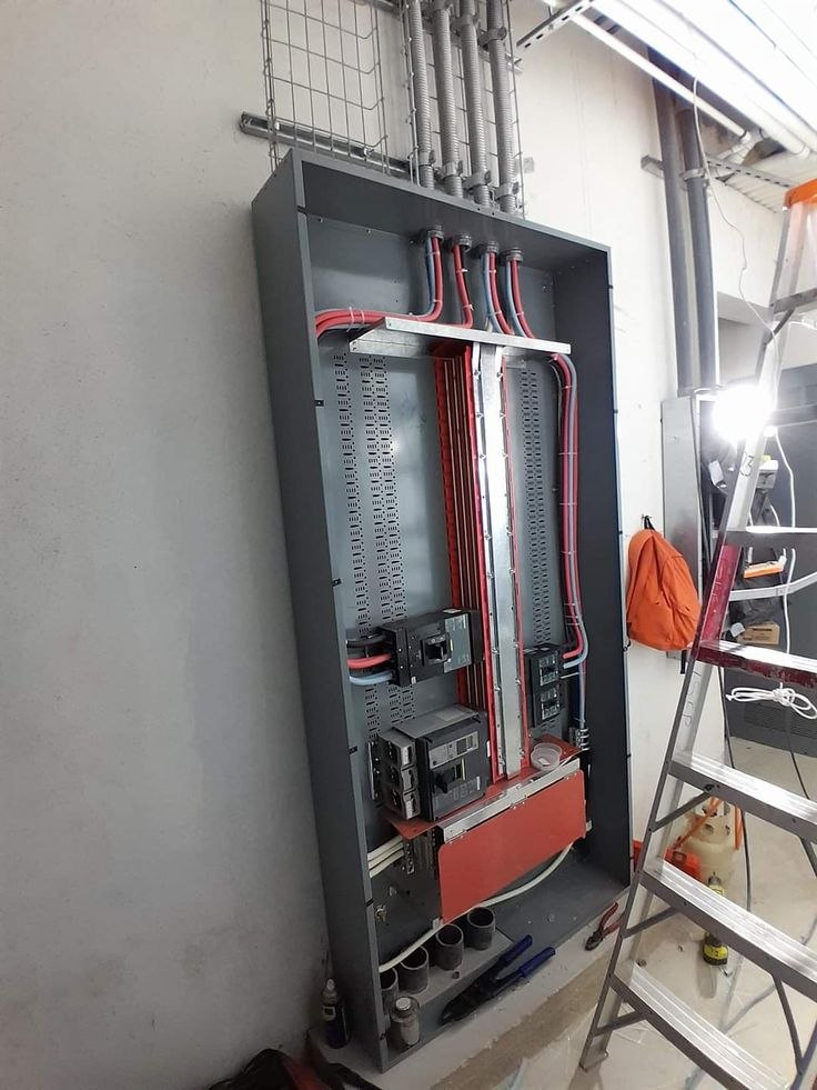 Instalación eléctrica industrial en proceso de montaje