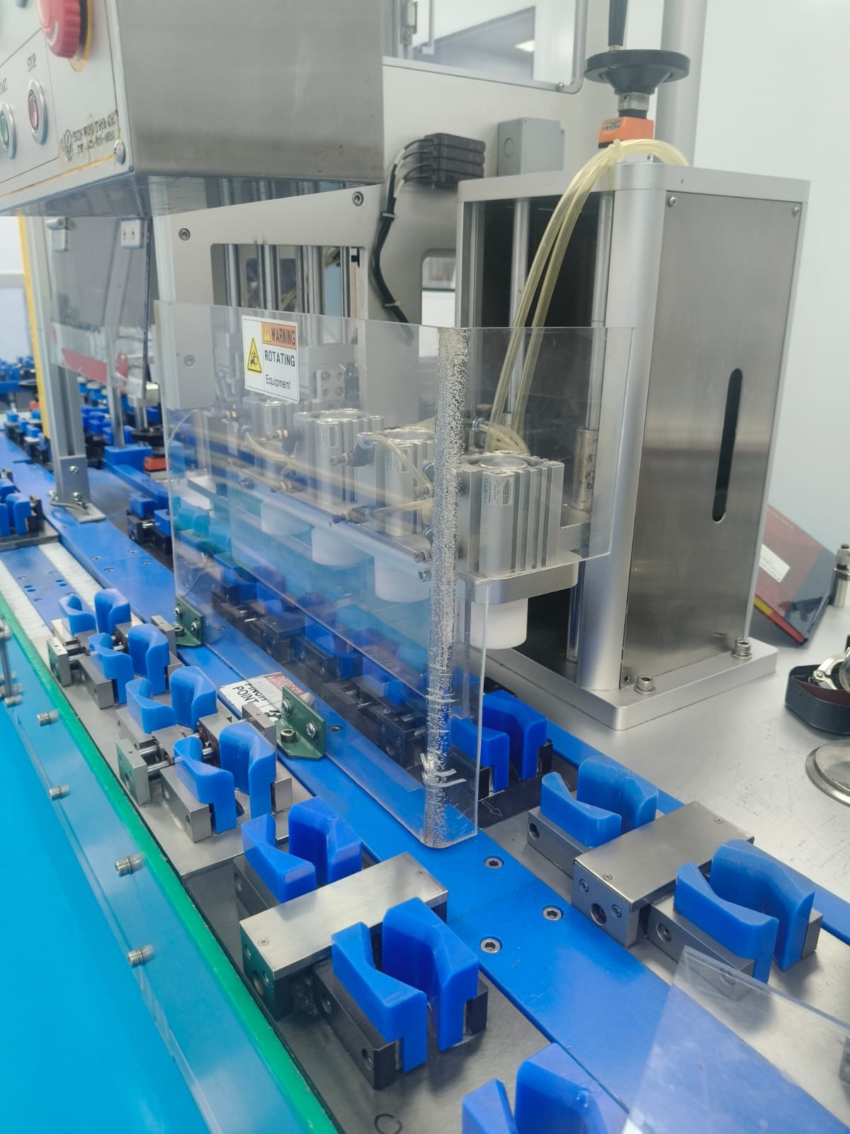 Estación industrial fabricada e integrada en una línea de producción