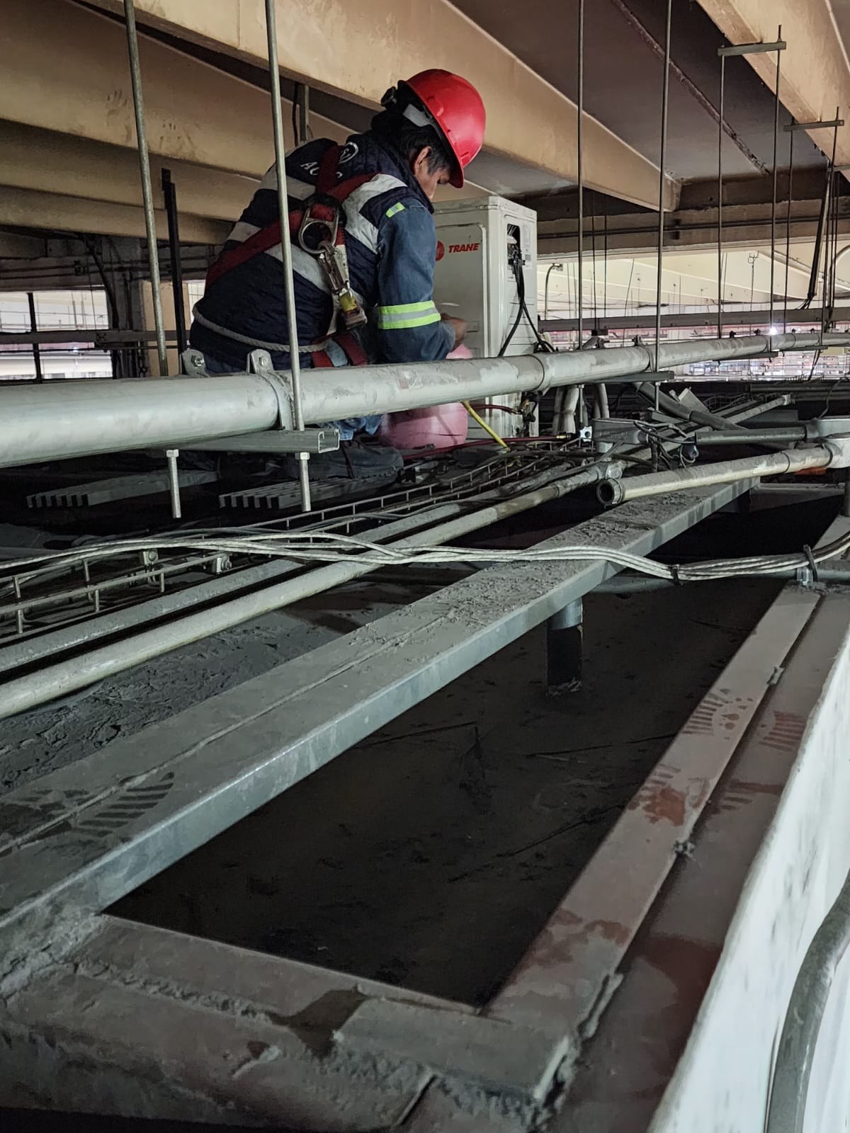 Técnico realizando mantenimiento industrial en campo
