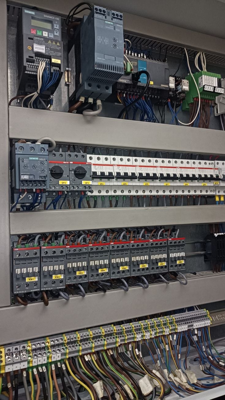 Tablero eléctrico industrial con variadores, protecciones y cableado