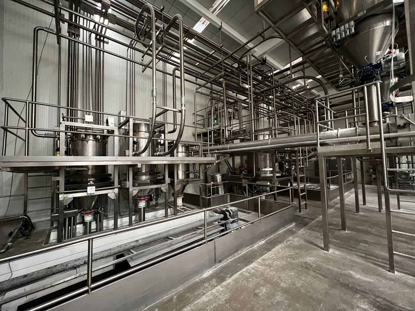 Instalación industrial con tuberías, equipos y control