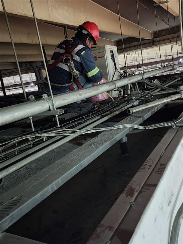 Técnico realizando mantenimiento industrial